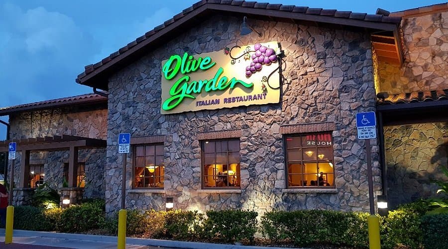 Olive Garden restaurant interior with healthy GLP-1 friendly meal options and nutritious menu selections